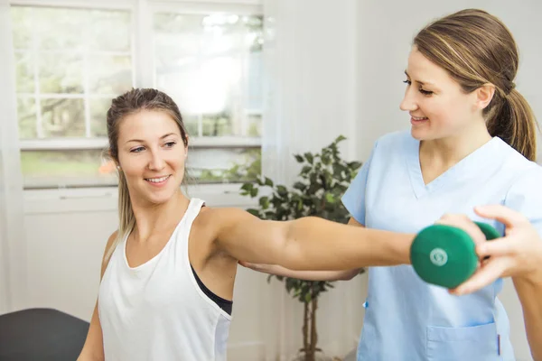 En modern rehabilitering sjukgymnast på jobbet med kunden — Stockfoto