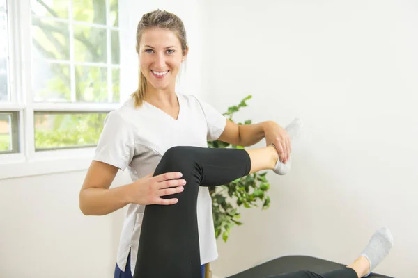 Ein moderner Reha-Physiotherapeut bei der Arbeit mit dem Klienten. Arbeit an der Schulter. — Stockfoto