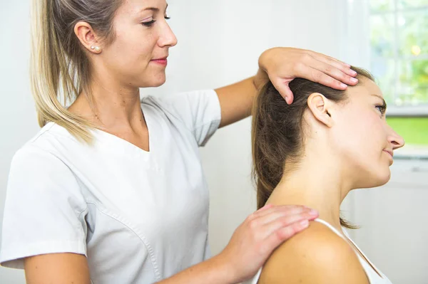 Un fisioterapista riabilitativo moderno al lavoro con il cliente — Foto Stock