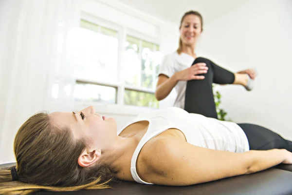 Ein moderner Reha-Physiotherapeut bei der Arbeit mit dem Klienten. Arbeit an der Schulter. — Stockfoto