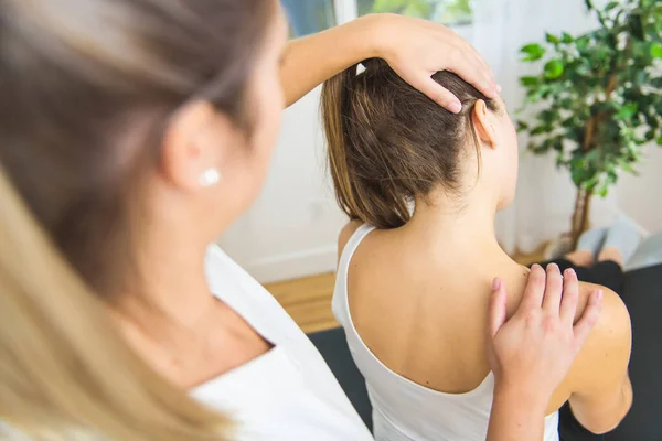 A Modern rehabilitation physiotherapist at work with client — Stock Photo, Image