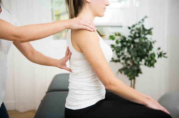 Un fisioterapeuta de rehabilitación moderno en el trabajo con el cliente — Foto de Stock