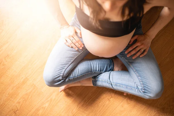 赤ん坊の部屋の美しい妊婦 — ストック写真