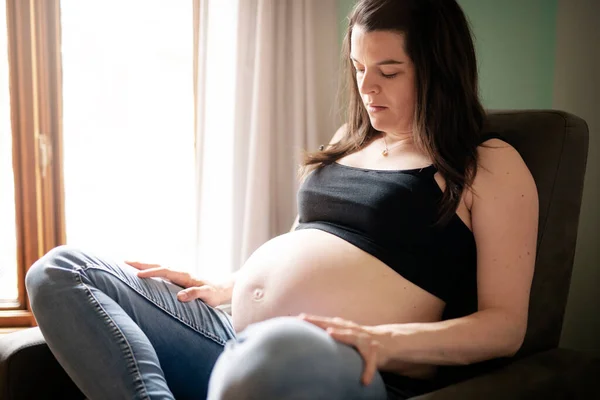 Una bella madre incinta sulla stanza del bambino — Foto Stock