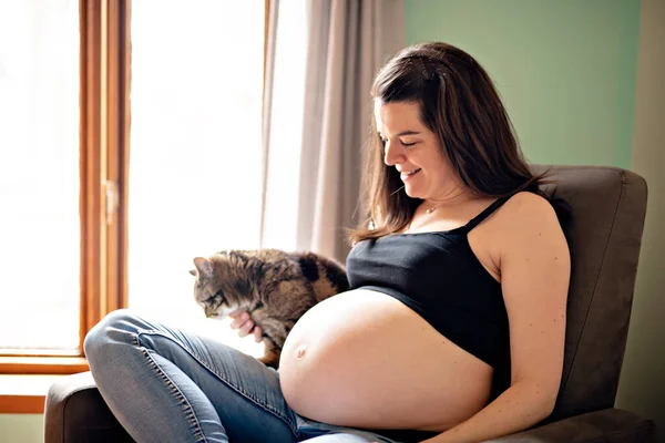 Беременная мать в детской комнате — стоковое фото