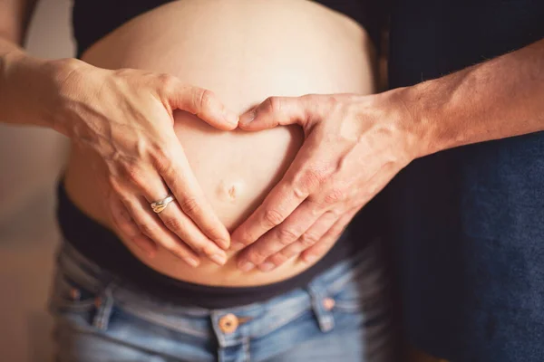 Een paar zwangere moeders op de babykamer — Stockfoto