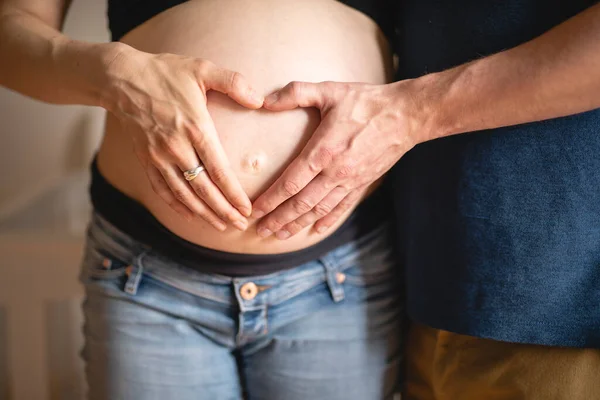 Pár Těhotná matka na dětském pokoji — Stock fotografie