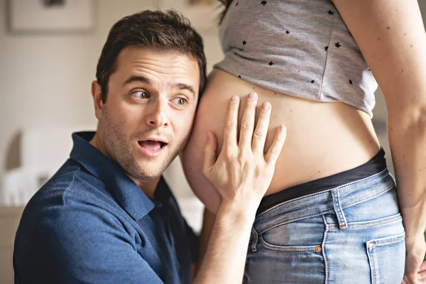 Um casal Mãe grávida no quarto do bebê — Fotografia de Stock