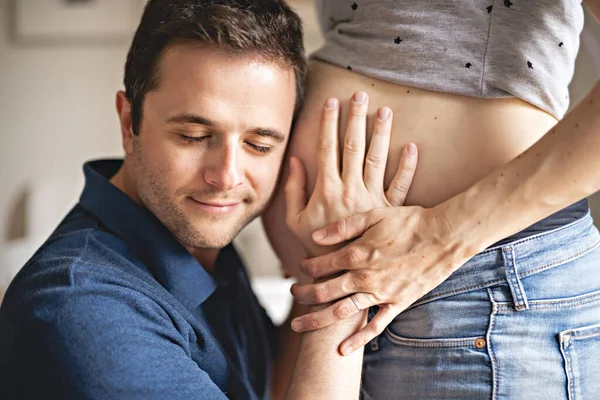 Una coppia Madre incinta nella cameretta del bambino — Foto Stock