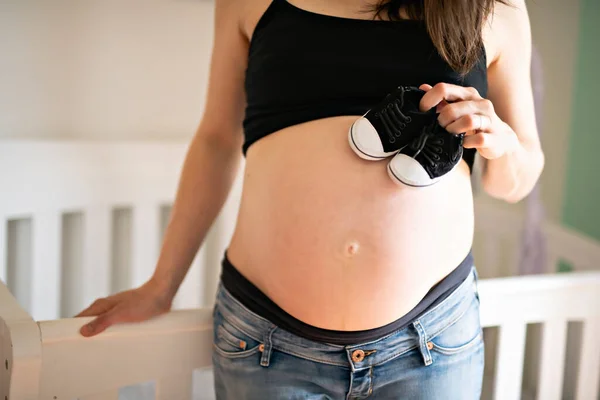 A Beautiful Pregnant mother on baby room — Stock Photo, Image