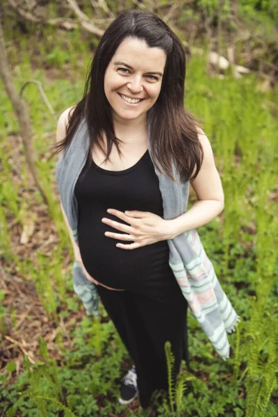 Schönes Porträt einer schwangeren Frau in der Natur — Stockfoto