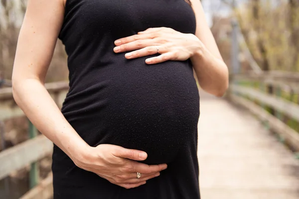 Prachtig portret van zwangere vrouw in de natuur — Stockfoto