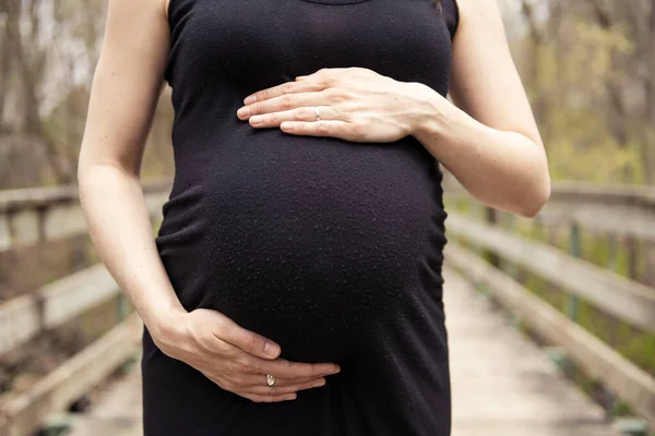 Beautiful portrait of pregnant woman in nature — Stock Photo, Image