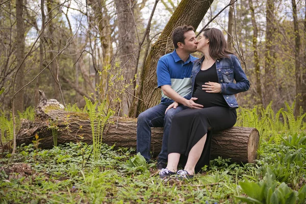 Приємні і романтичні моменти для вагітної пари — стокове фото