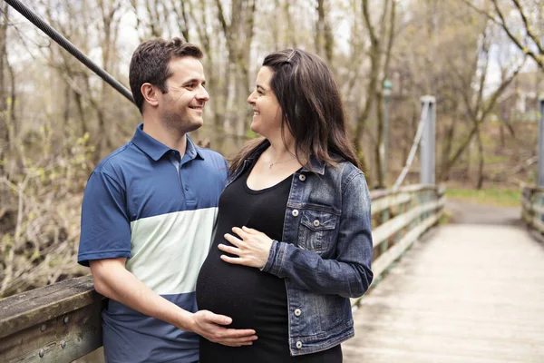 Хорошие и приятные моменты для беременной пары — стоковое фото