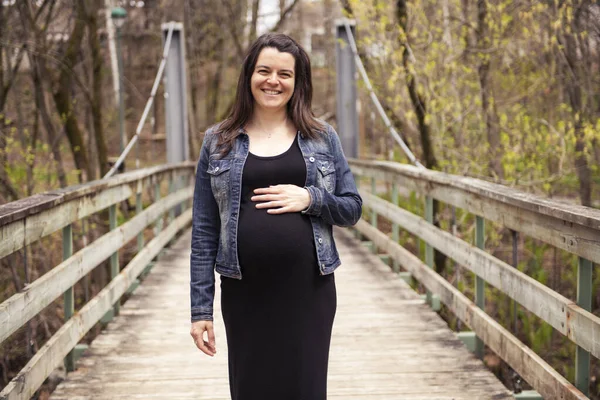Schönes Porträt einer schwangeren Frau in der Natur — Stockfoto