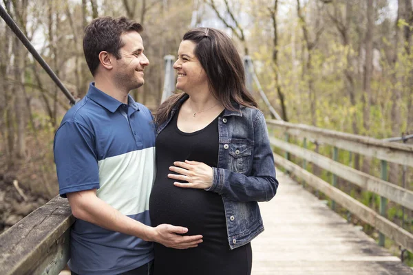 Хорошие и приятные моменты для беременной пары — стоковое фото