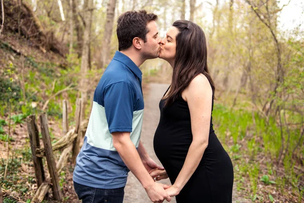 Trevliga och romantiska stunder för gravida par — Stockfoto
