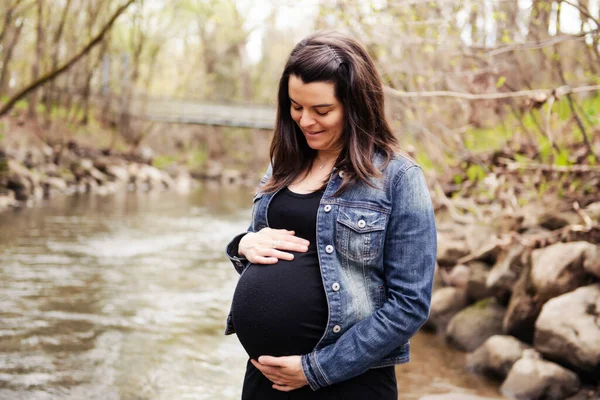 Hermoso retrato de la mujer embarazada en la naturaleza —  Fotos de Stock