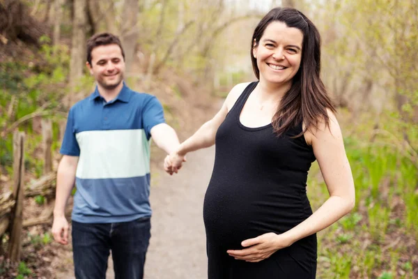 Schöne und romantische Momente für Schwangere — Stockfoto