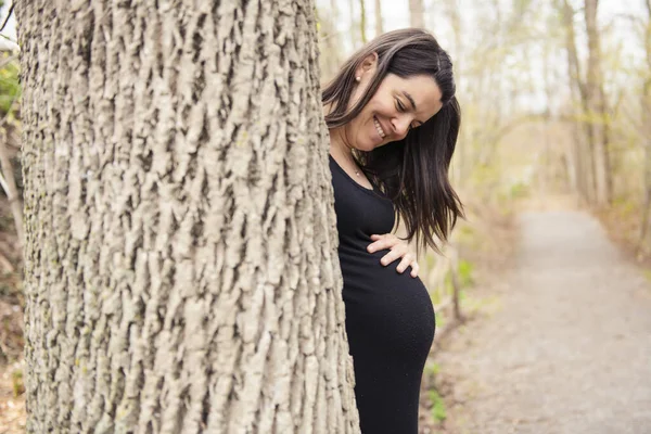 Hermoso retrato de la mujer embarazada en la naturaleza —  Fotos de Stock