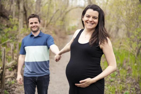 Schöne und romantische Momente für Schwangere — Stockfoto