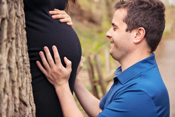 Mooie en romantische momenten voor zwanger stel — Stockfoto