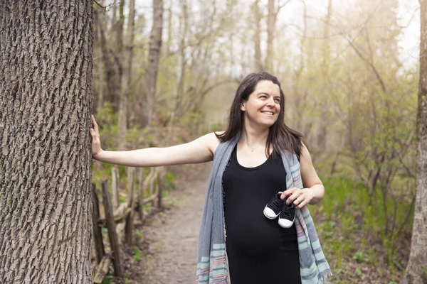 Beautiful portrait of pregnant woman in nature — Stock Photo, Image