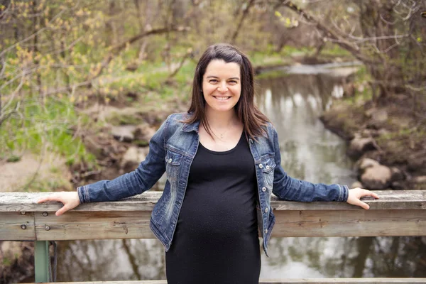 Beautiful portrait of pregnant woman in nature — Stock Photo, Image