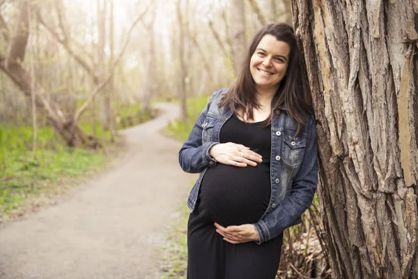 Hermoso retrato de la mujer embarazada en la naturaleza —  Fotos de Stock