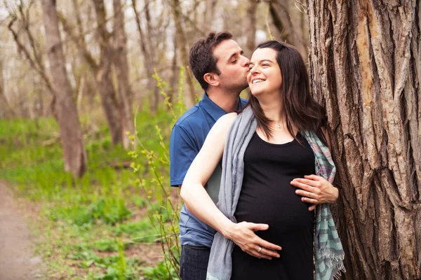 Szép és romantikus pillanatok a terhes pár számára — Stock Fotó