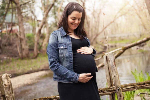 Beautiful portrait of pregnant woman in nature — Stock Photo, Image