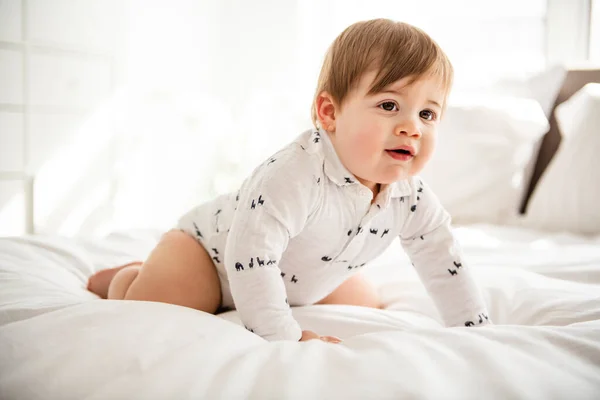 A Portrait of a crawling baby on the bed in her room — Stock Photo, Image