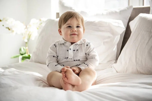 A Portrait of a crawling baby on the bed in her room — Stock Photo, Image