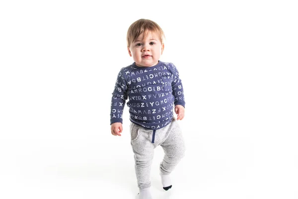 Ein einjähriger Junge zu Fuß auf Studio weißen Hintergrund — Stockfoto