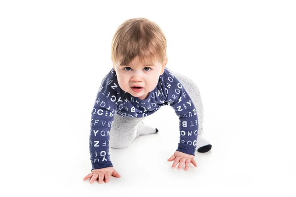 Um menino de um ano de idade andar no estúdio fundo branco — Fotografia de Stock