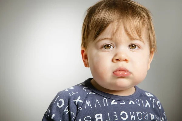 Een één jaar oude jongen op studio witte achtergrond — Stockfoto