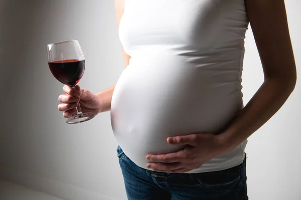 妊娠中の女性とともにワイングラスの上のスタジオホワイト — ストック写真