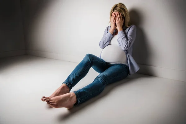 Zwangere vrouw met veel stress op witte achtergrond — Stockfoto