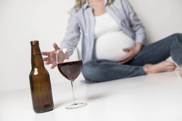 妊娠中の女性飲むビール上のスタジオホワイト — ストック写真