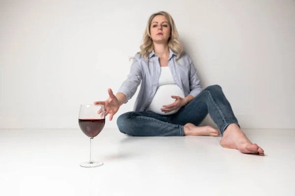 Pregnant women drinking beer on studio white — Stock Photo, Image