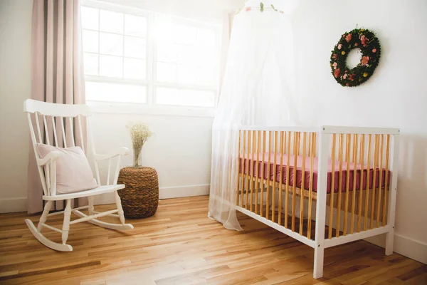 Tiro de una habitación de bebé moderna con cuna — Foto de Stock