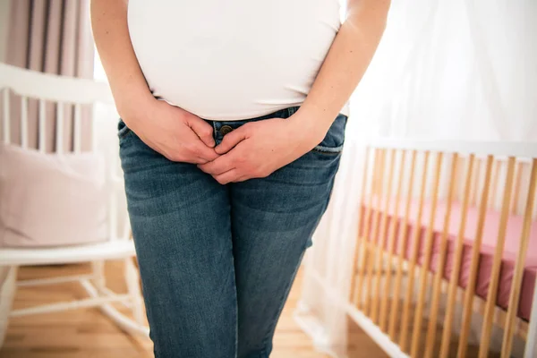 Frequent plassen van zwangere vrouwen thuis — Stockfoto