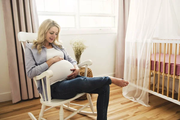 Fiatal és boldog terhes nő vár egy babát könyvvel — Stock Fotó