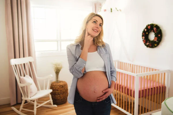 Fiatal és boldog terhes nő gyermeket vár — Stock Fotó