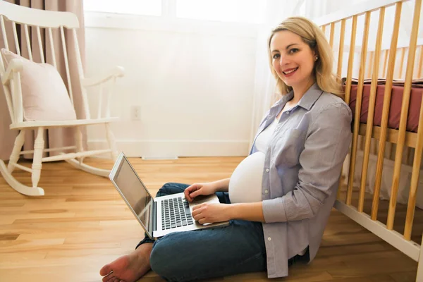 Atraktivní mladá těhotná žena s notebookem — Stock fotografie