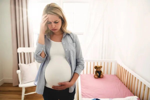 Evde çok stresli hamile bir kadın. — Stok fotoğraf