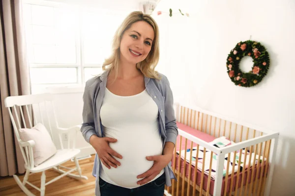 Giovane e felice donna incinta in attesa di un bambino — Foto Stock