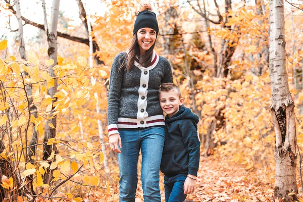 Um retrato de uma mãe com filho no parque de outono — Fotografia de Stock