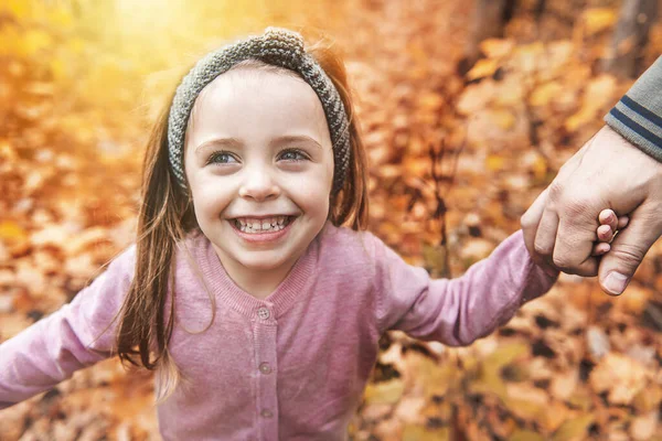 Kinderporträt in der Herbstzeit draußen — Stockfoto